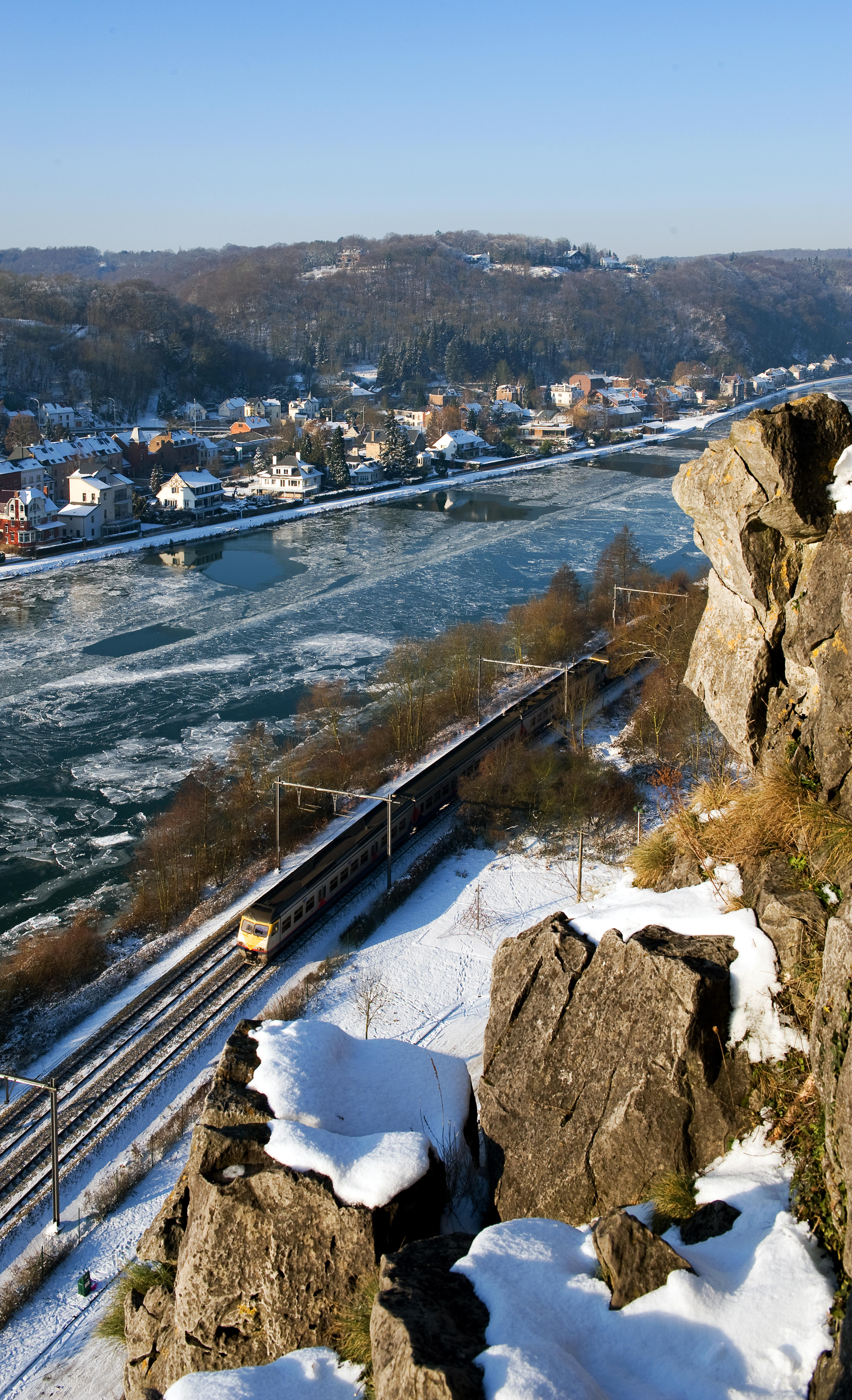 Het spoornet met sneeuw.