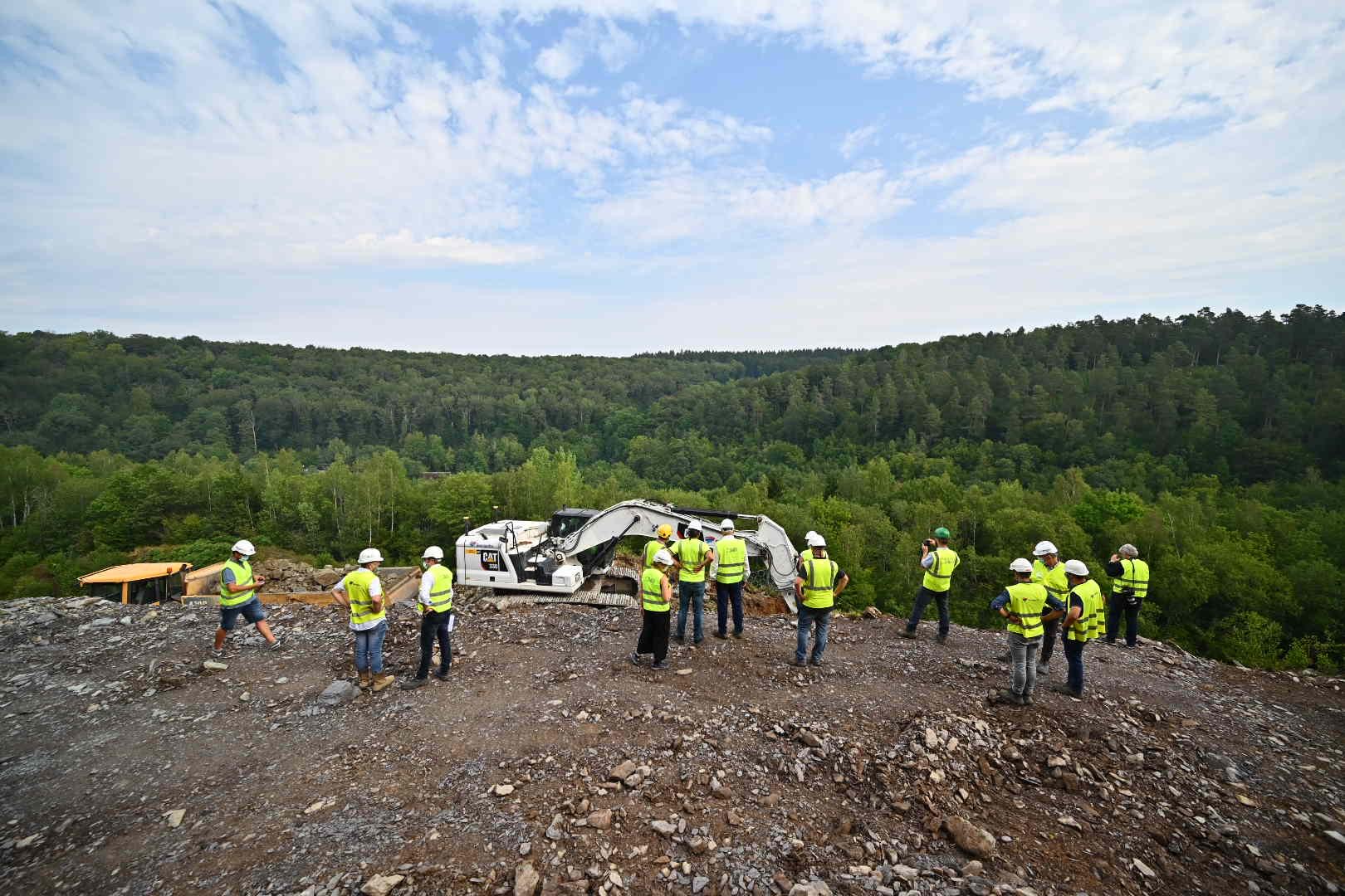 Travaux de sécurisation des parois rocheuses.