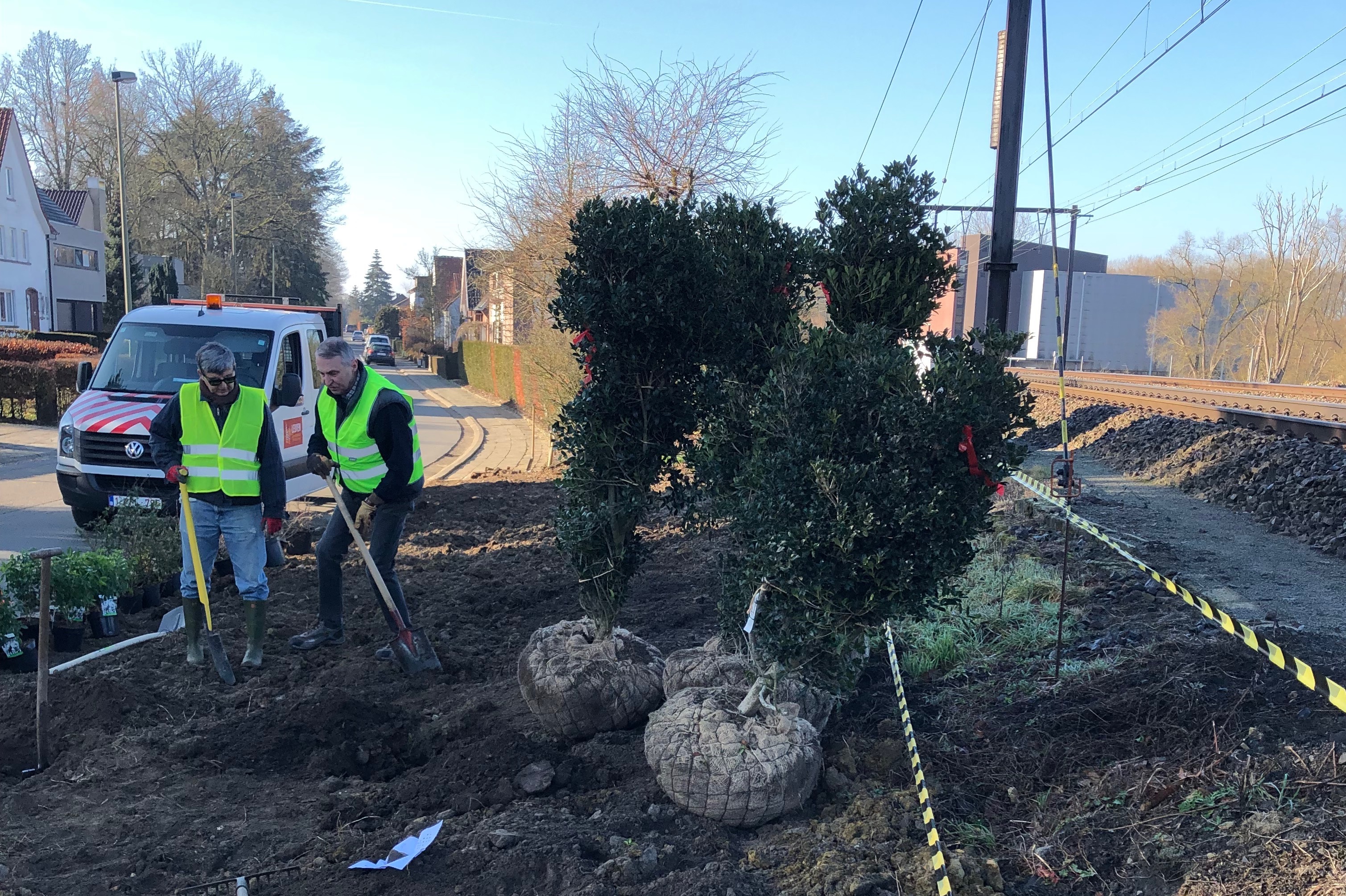 Un comité de quartier enjolive un talus ferroviaire.