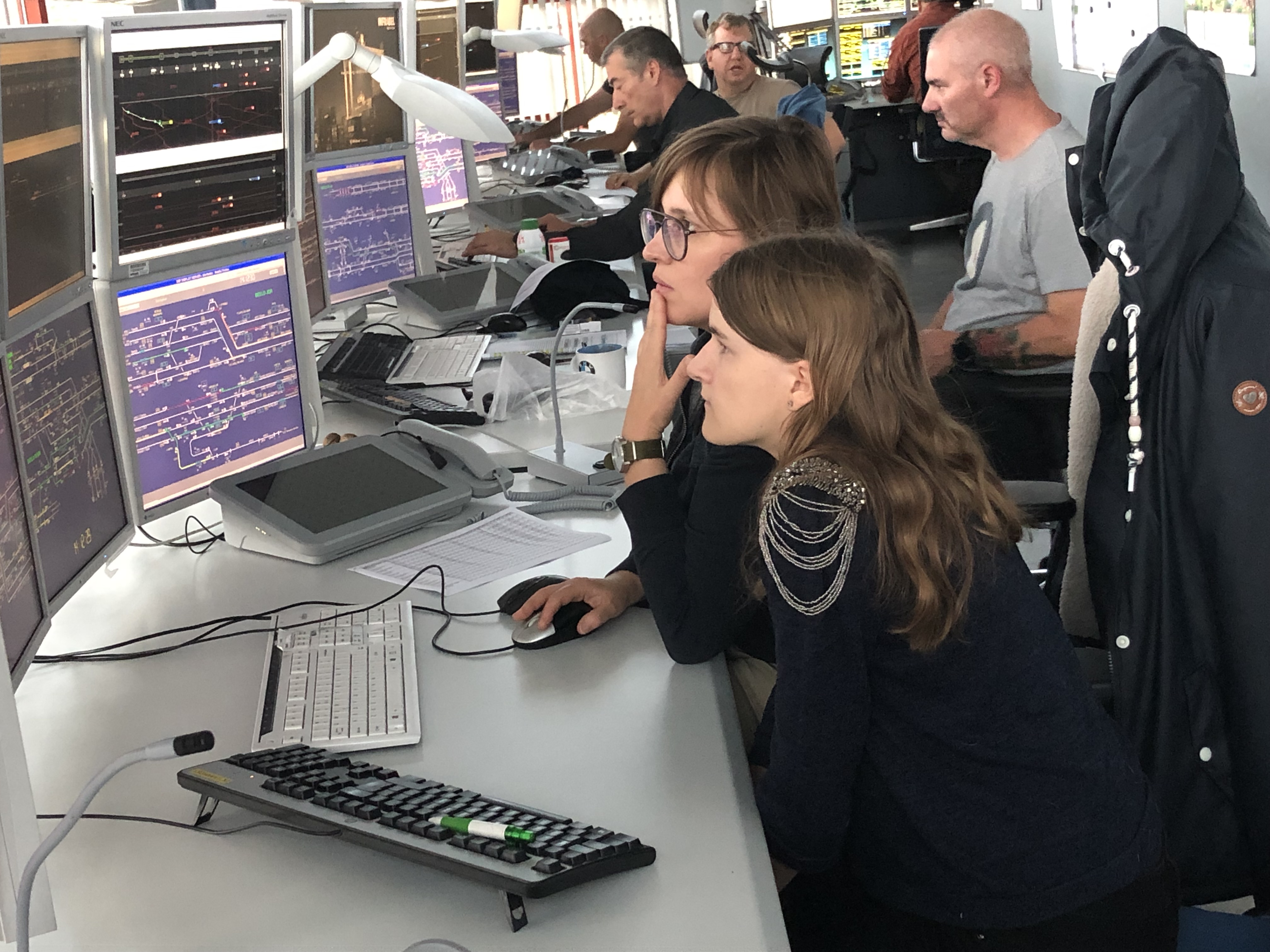 Maaike aan het werk bij de verkeersleiders.