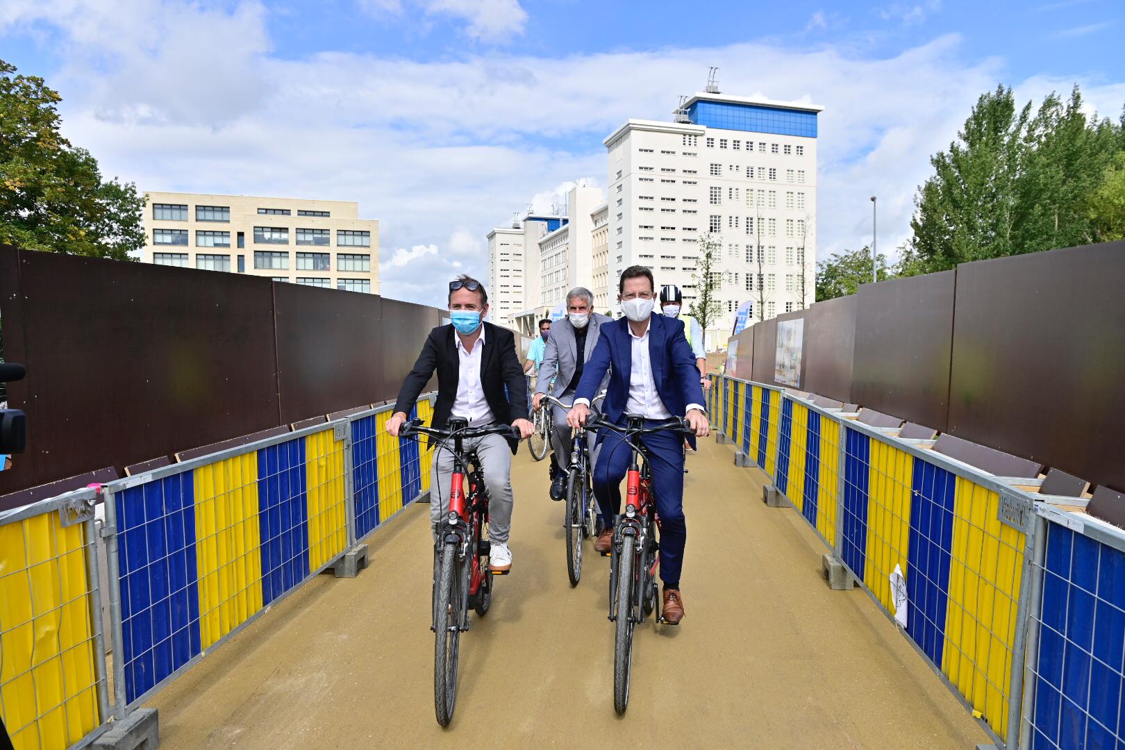 Met de fiets over de nieuwe Parkwegbrug in Heverlee!