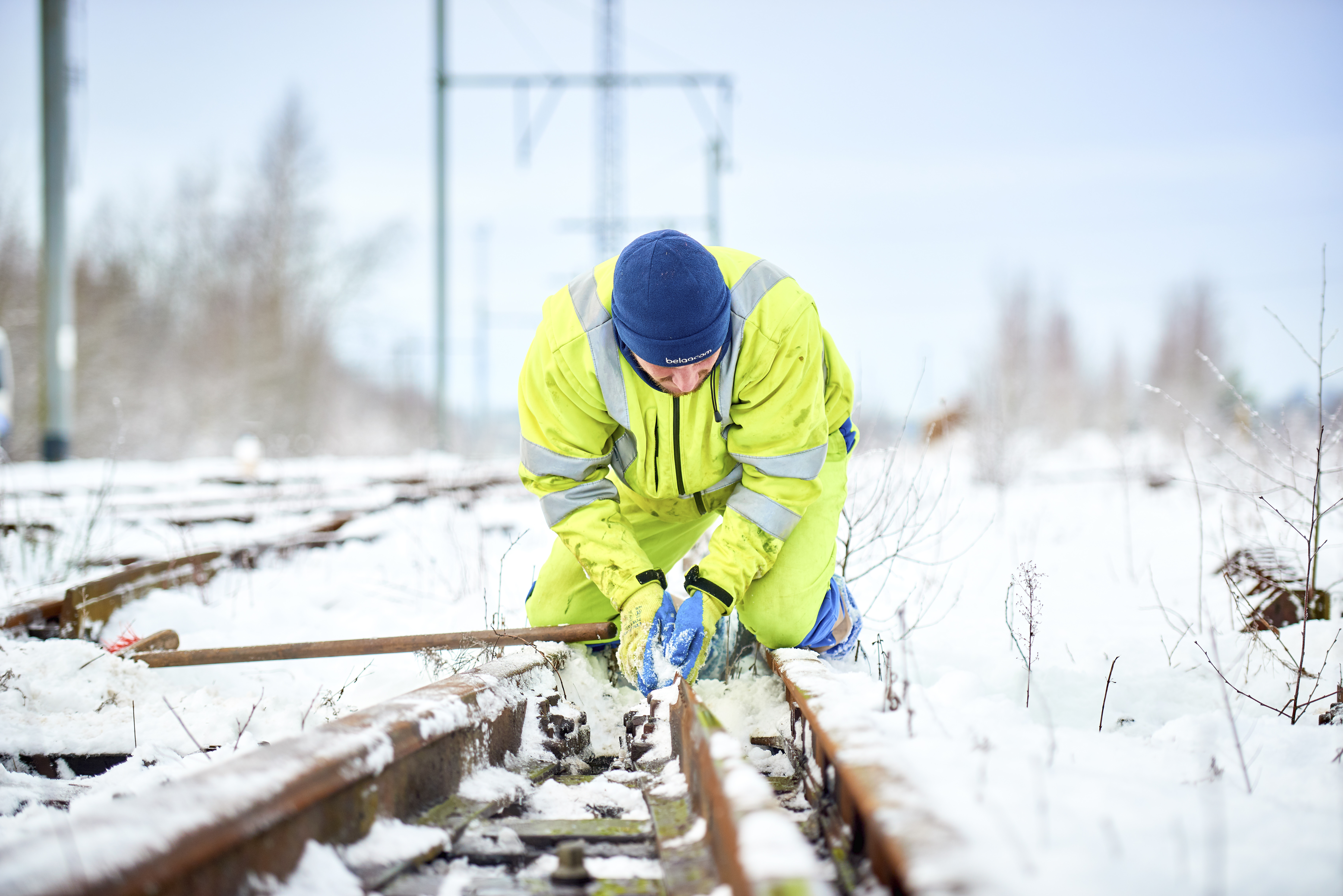 Un collègue au travail dans la neige