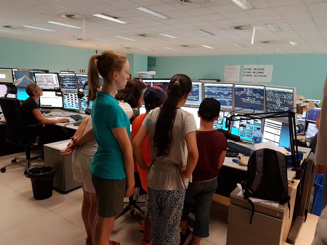 De jeunes élèves impressionnés par nos métiers.