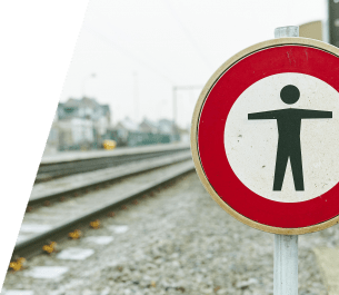 Interdiction de circuler sur les voies.
