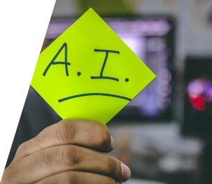 Une personne tenant un post-it sur lequel est écrit A.I.