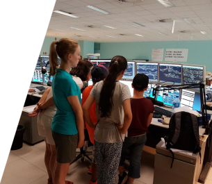 De jeunes élèves impressionnés par nos métiers.