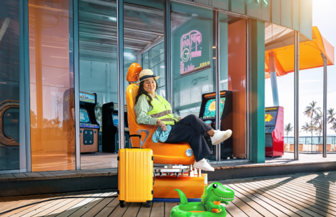 Werkzekerheid bij Infrabel Vrouw in gele veiligheidsvest van infrabel in zetel aan de zee.