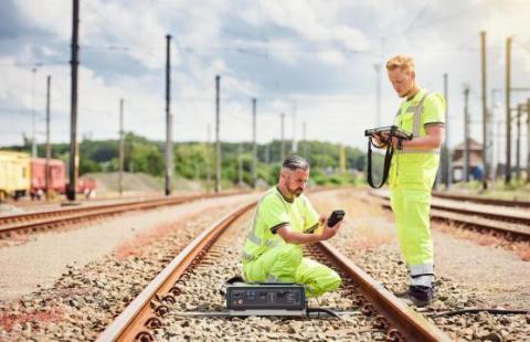 Collègues travaillant dans les voies.