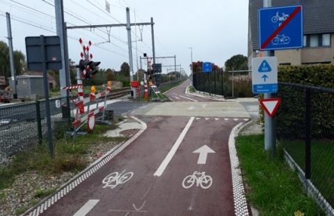 Croisement entre une cyclostrade et une chaussée.