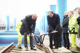 Charles Michel et Vincent Scourneau posent symboliquement une partie des rails.