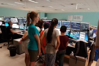 De jeunes élèves impressionnés par nos métiers.